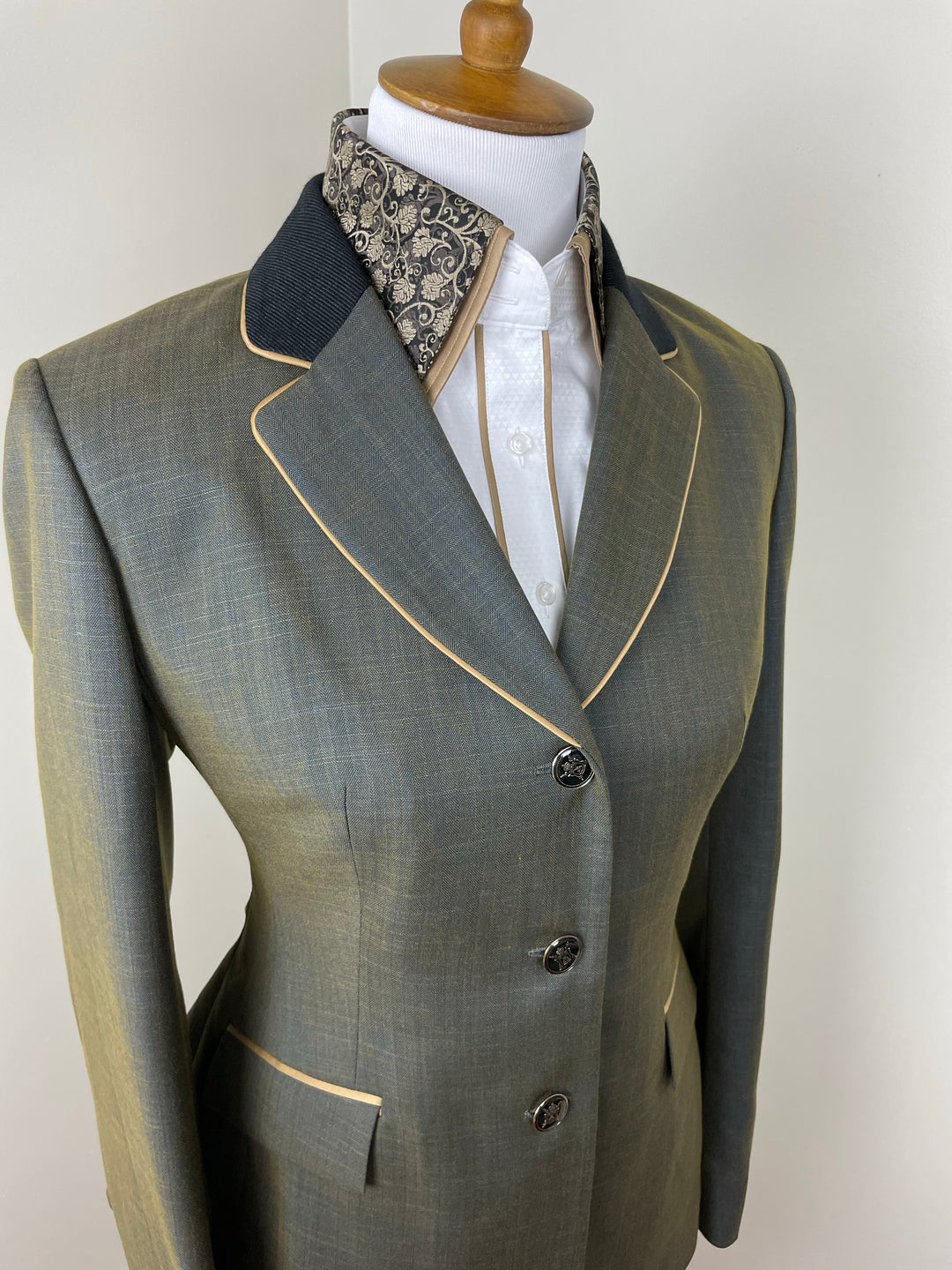 Formal ladies suit - For Sale in Zimbabwe